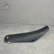 Load image into Gallery viewer, 2002 -2003 Yamaha YZ125 YZ250 OEM Seat Saddle FX Cover
