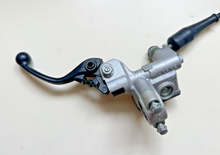Load image into Gallery viewer, 2006 KAWASAKI KX450F FRONT BREAK CALIPER WITH MASTER CYLINDER 