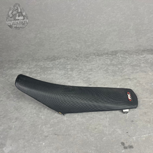 Load image into Gallery viewer, 2002 -2003 Yamaha YZ125 YZ250 OEM Seat Saddle FX Cover