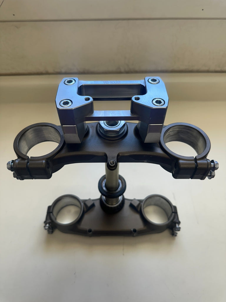 2006 KAWASAKI KX450F FRONT FORK CLAMPS, UPP AND LOW, WITH SCOTTS HANDLEBAR MOUNT