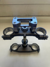 Load image into Gallery viewer, 2006 KAWASAKI KX450F FRONT FORK CLAMPS, UPP AND LOW, WITH SCOTTS HANDLEBAR MOUNT