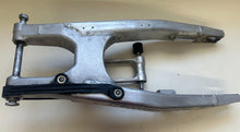 Load image into Gallery viewer, 2006 KAWASAKI KX450F COMP SWINGARM / 33001-0085