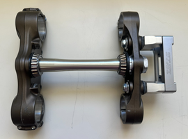 2006 KAWASAKI KX450F FRONT FORK CLAMPS, UPP AND LOW, WITH SCOTTS HANDLEBAR MOUNT