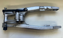 Load image into Gallery viewer, 2006 KAWASAKI KX450F COMP SWINGARM / 33001-0085