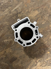 Load image into Gallery viewer, 2002 KTM 250 EXC-F Cylinder/Tensioner