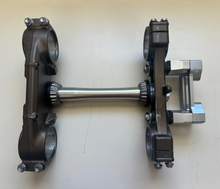 Load image into Gallery viewer, 2006 KAWASAKI KX450F FRONT FORK CLAMPS, UPP AND LOW, WITH SCOTTS HANDLEBAR MOUNT